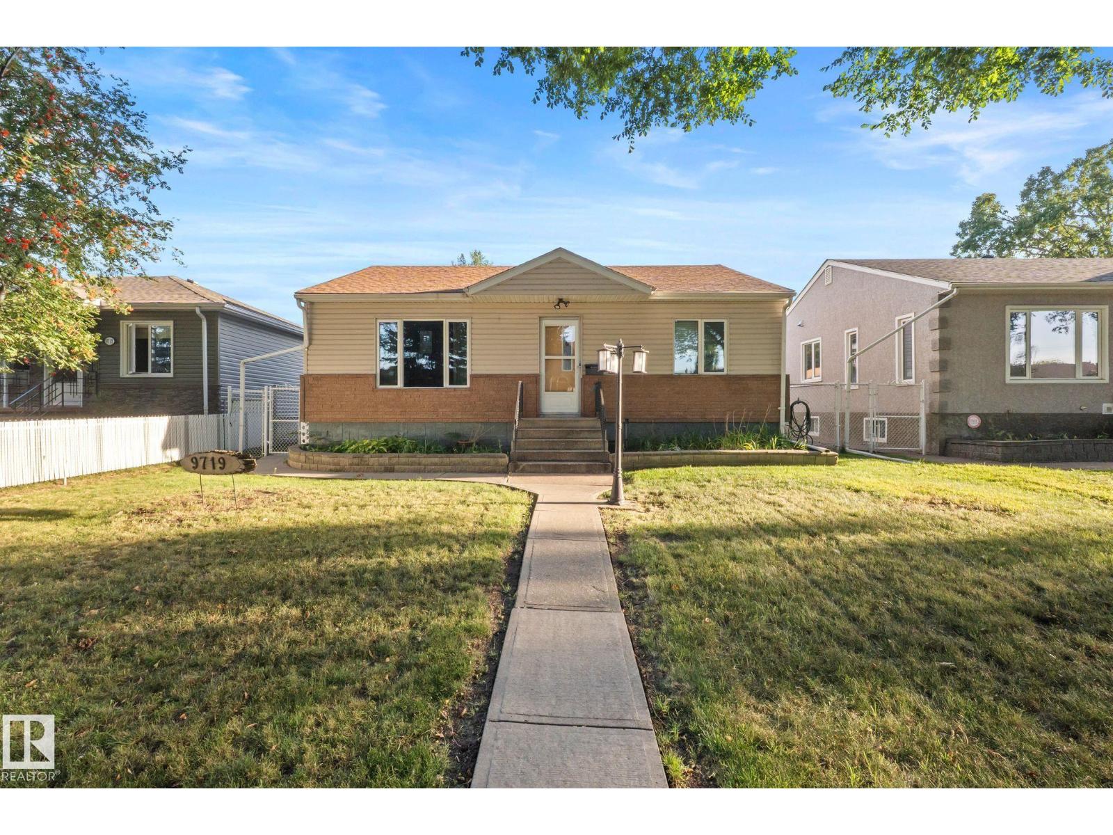 9719 65 AV NW