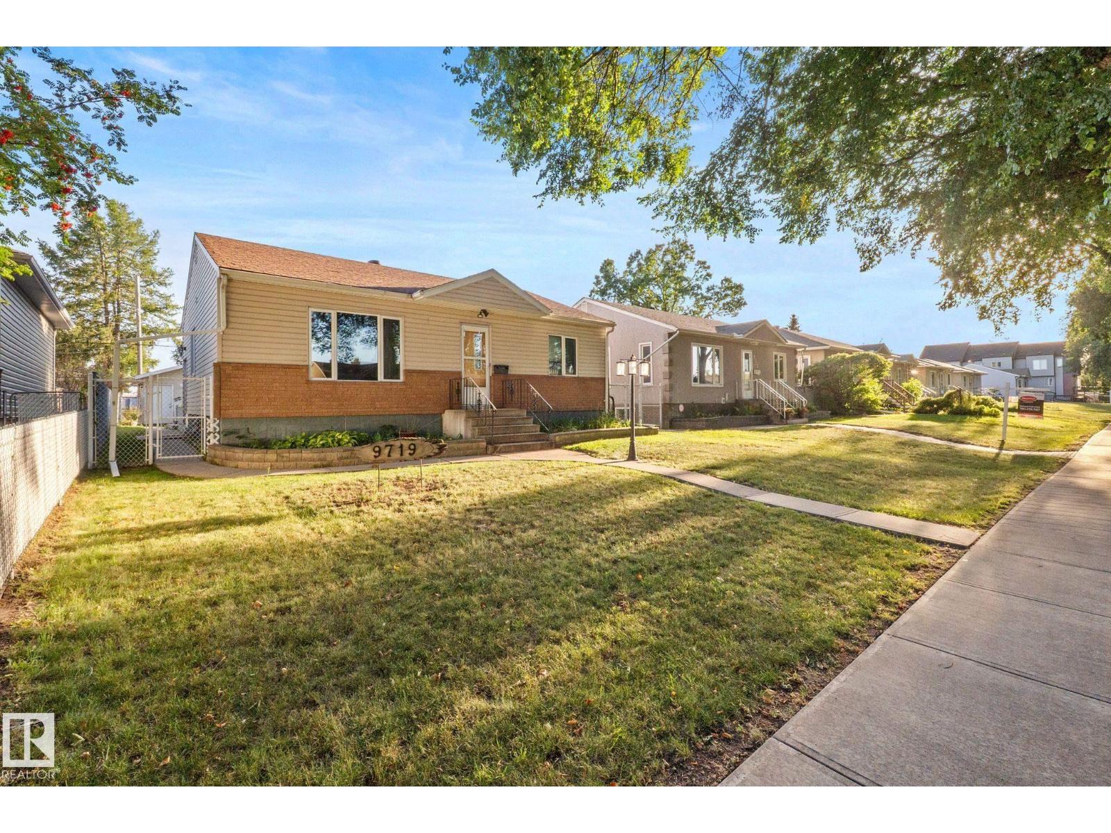 9719 65 AV NW