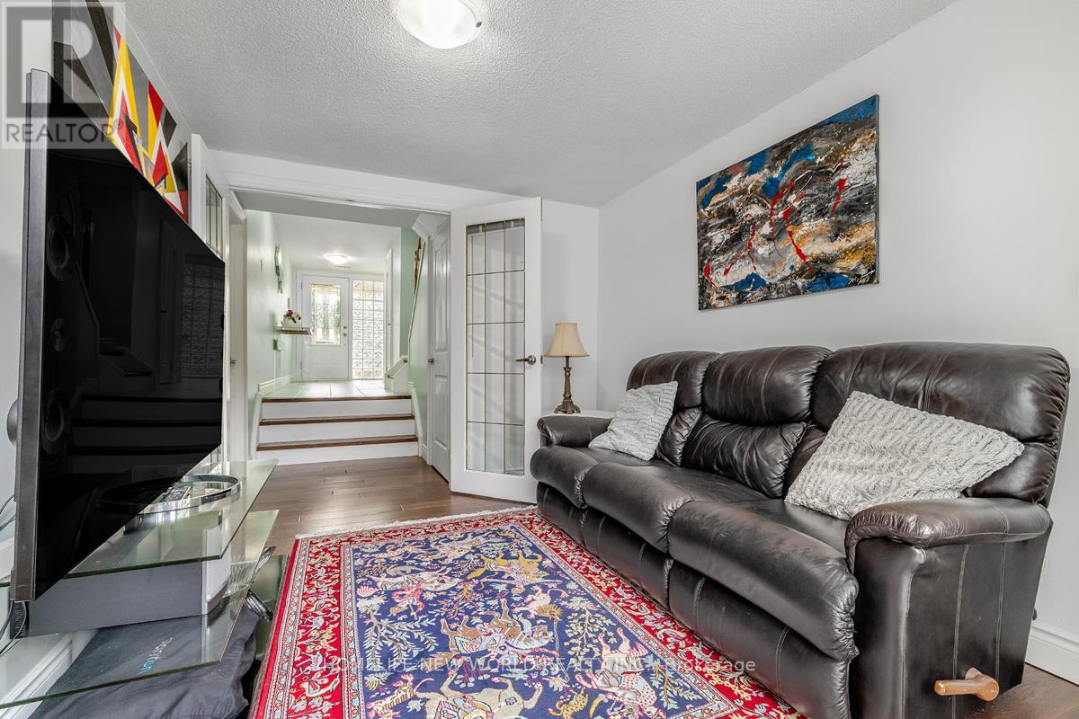 61 POPLAR CRESCENT