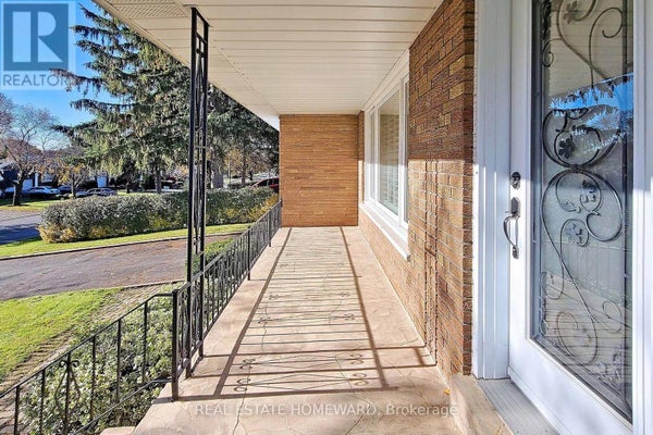 54 Ladyslipper Crt, Markham (Bayview Glen), ON 2