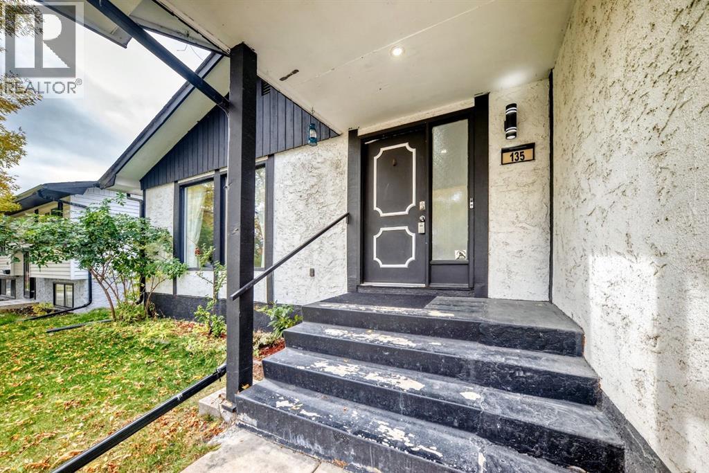 135 Whiteview Close NE