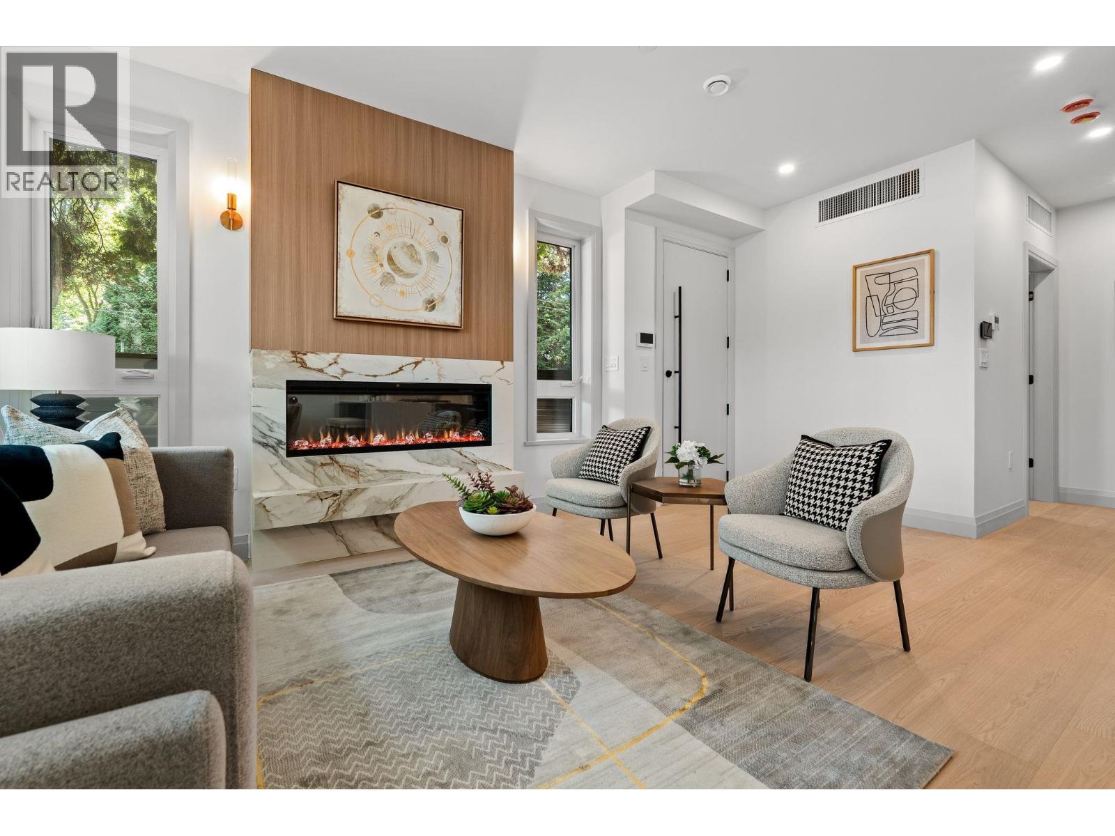 4 1491 DEVONSHIRE CRESCENT