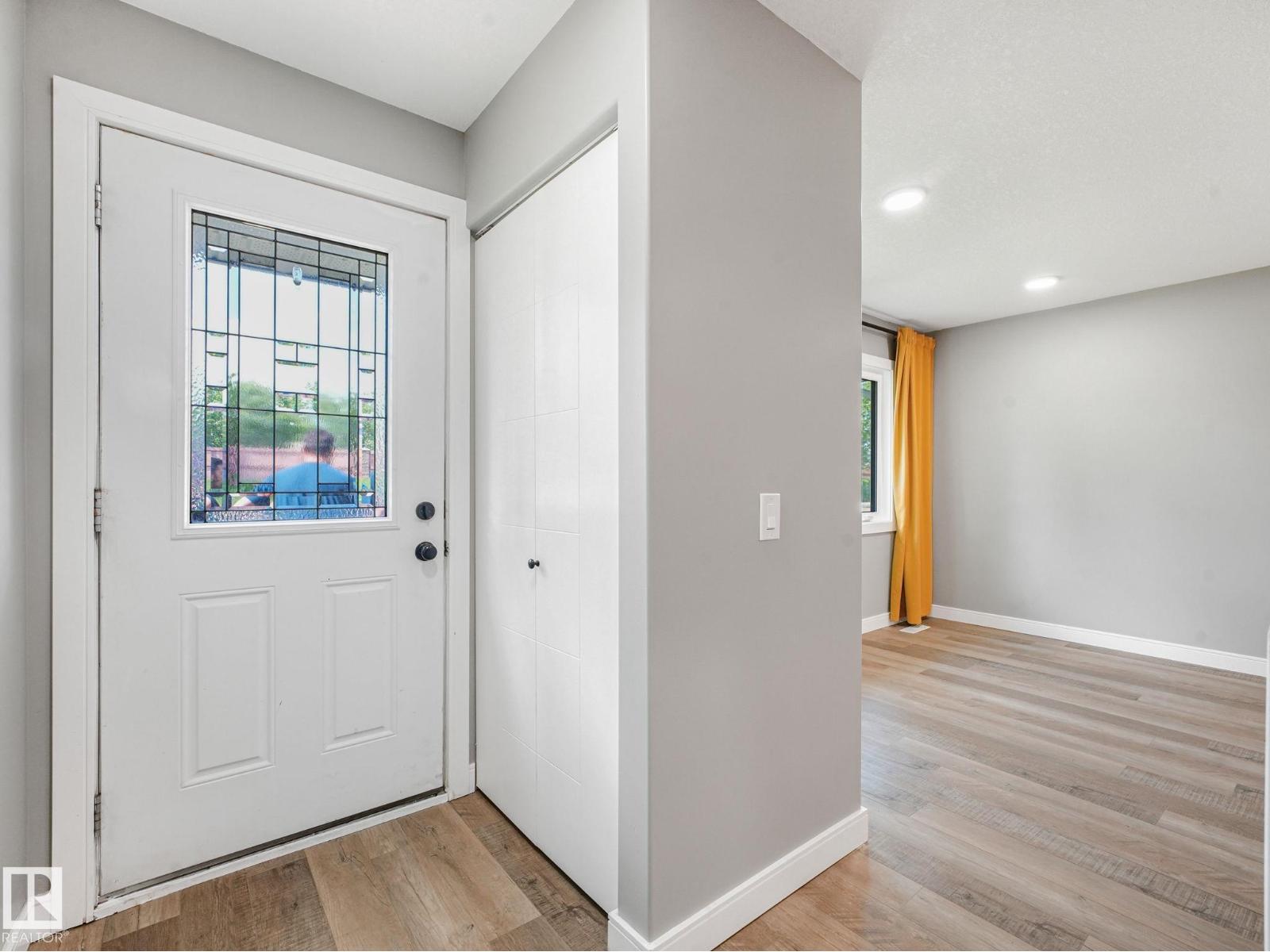 5421 22 AV NW