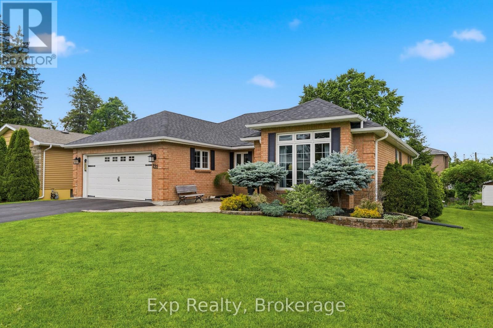 121 SIMCOE STREET