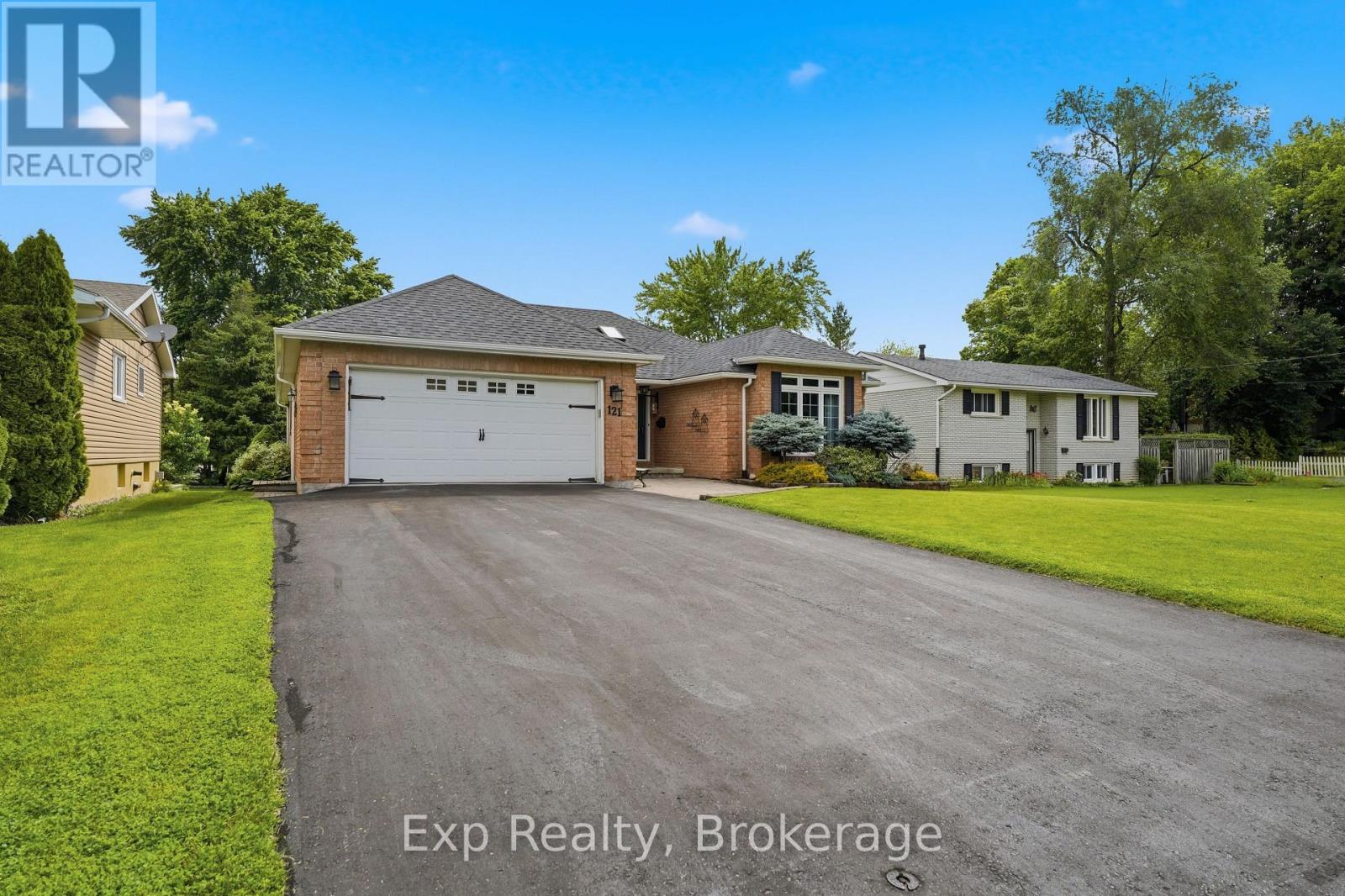 121 SIMCOE STREET