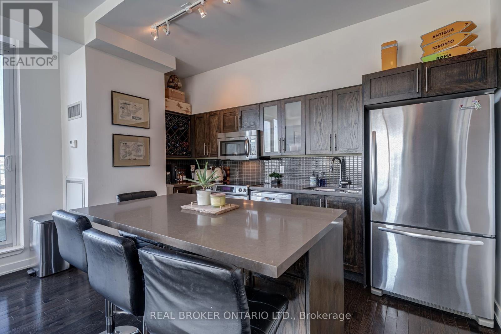 PH02 - 126 SIMCOE STREET