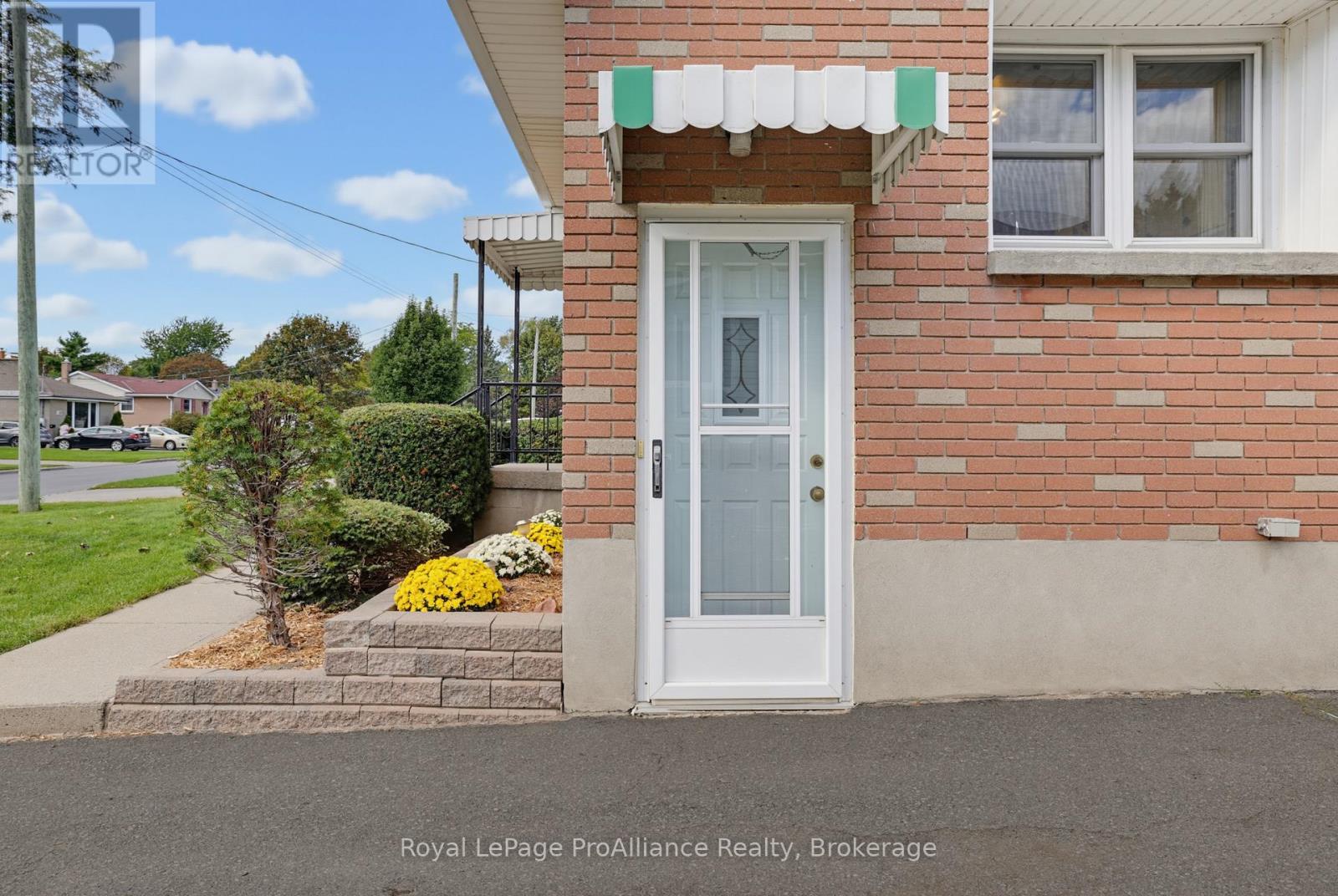 64 ELIZABETH CRESCENT