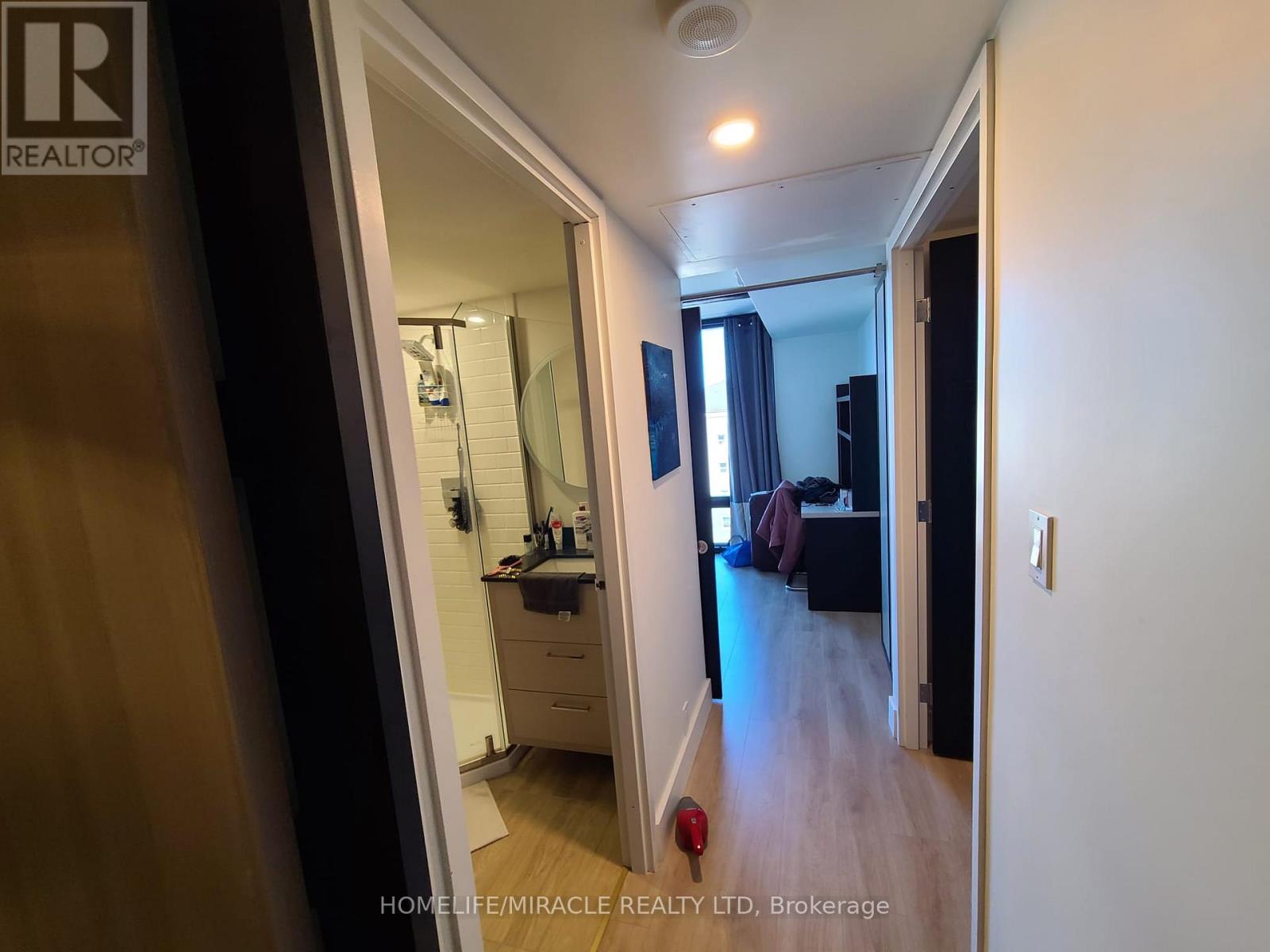 725 - 145 COLUMBIA STREET W