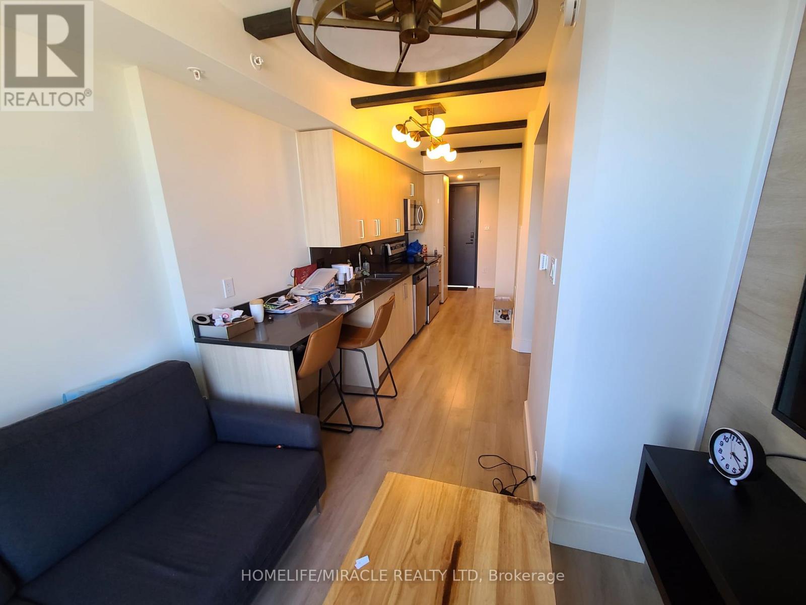 725 - 145 COLUMBIA STREET W