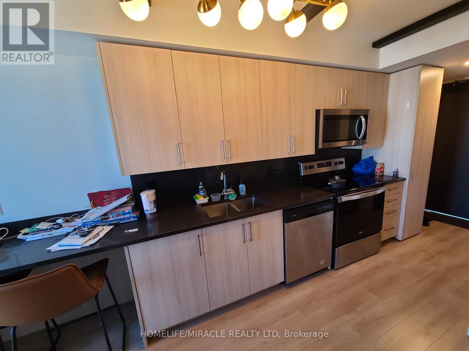 725 - 145 COLUMBIA STREET W