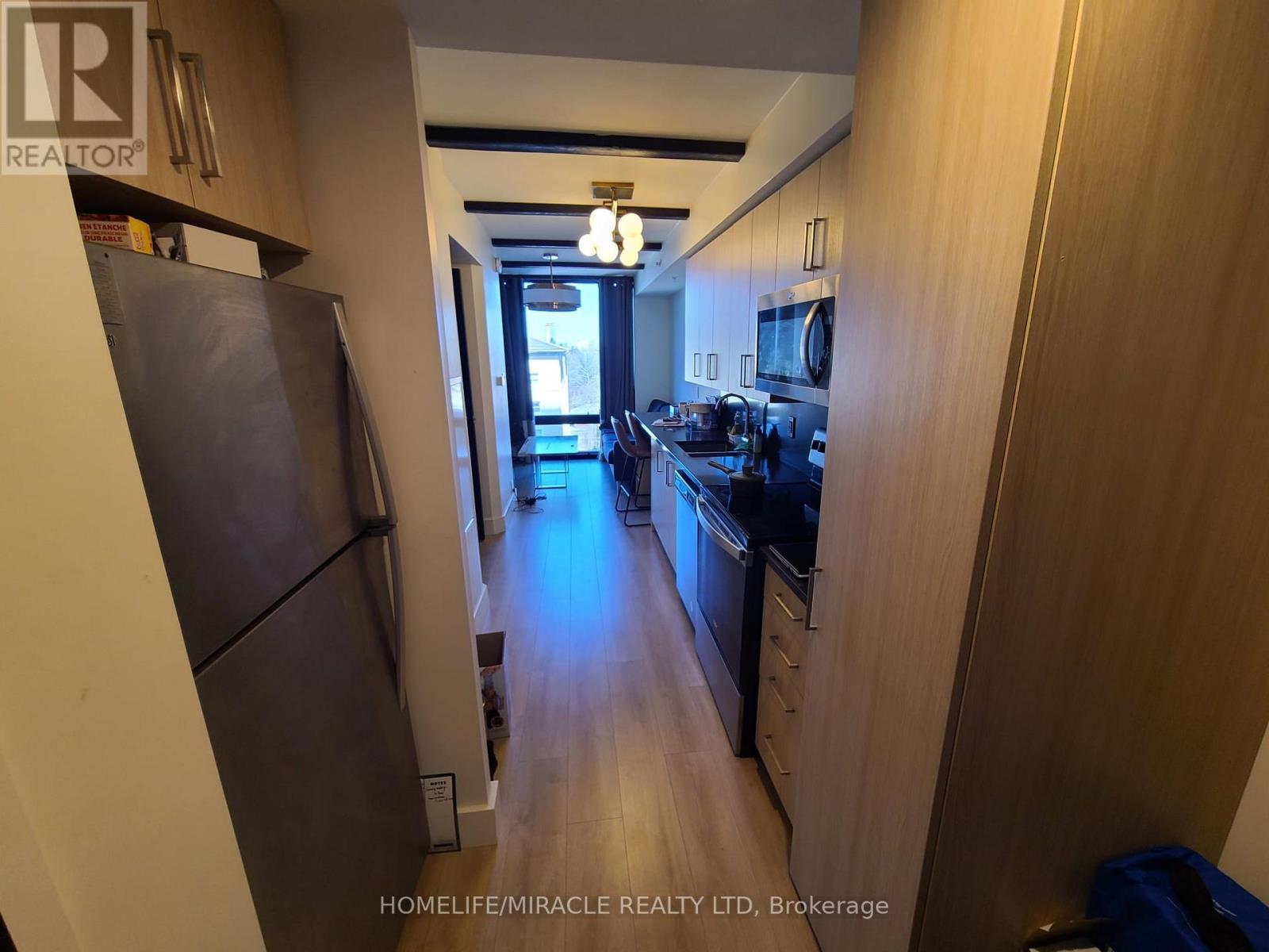 725 - 145 COLUMBIA STREET W