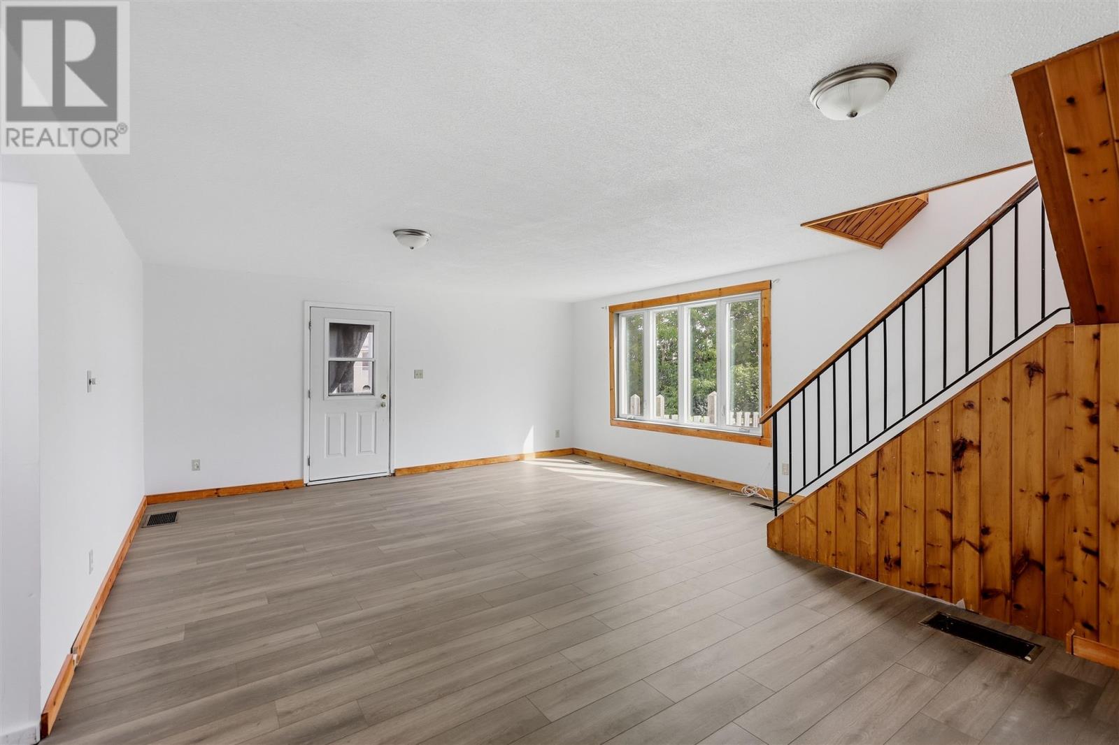 209 Wellington ST W - Photo 4