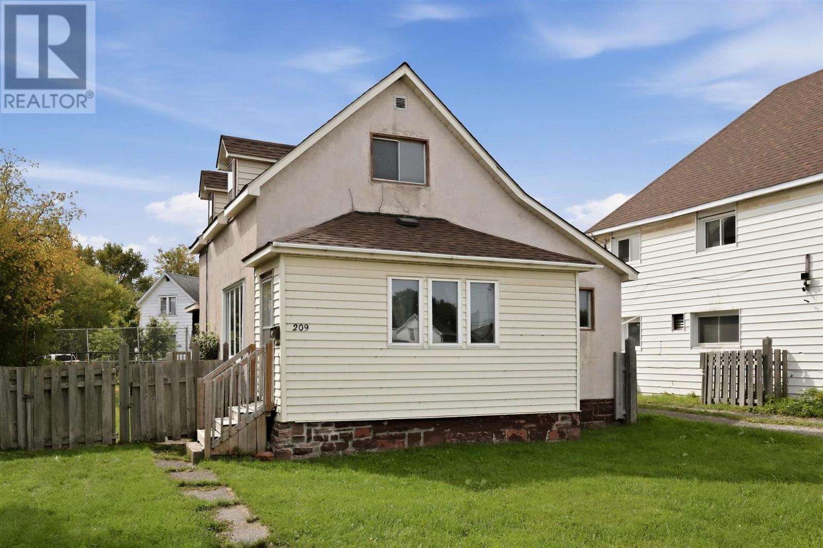 209 Wellington ST W - Photo 3
