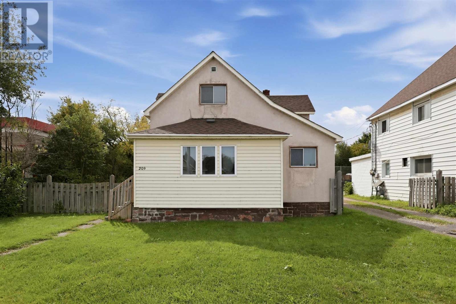 209 Wellington ST W - Photo 2