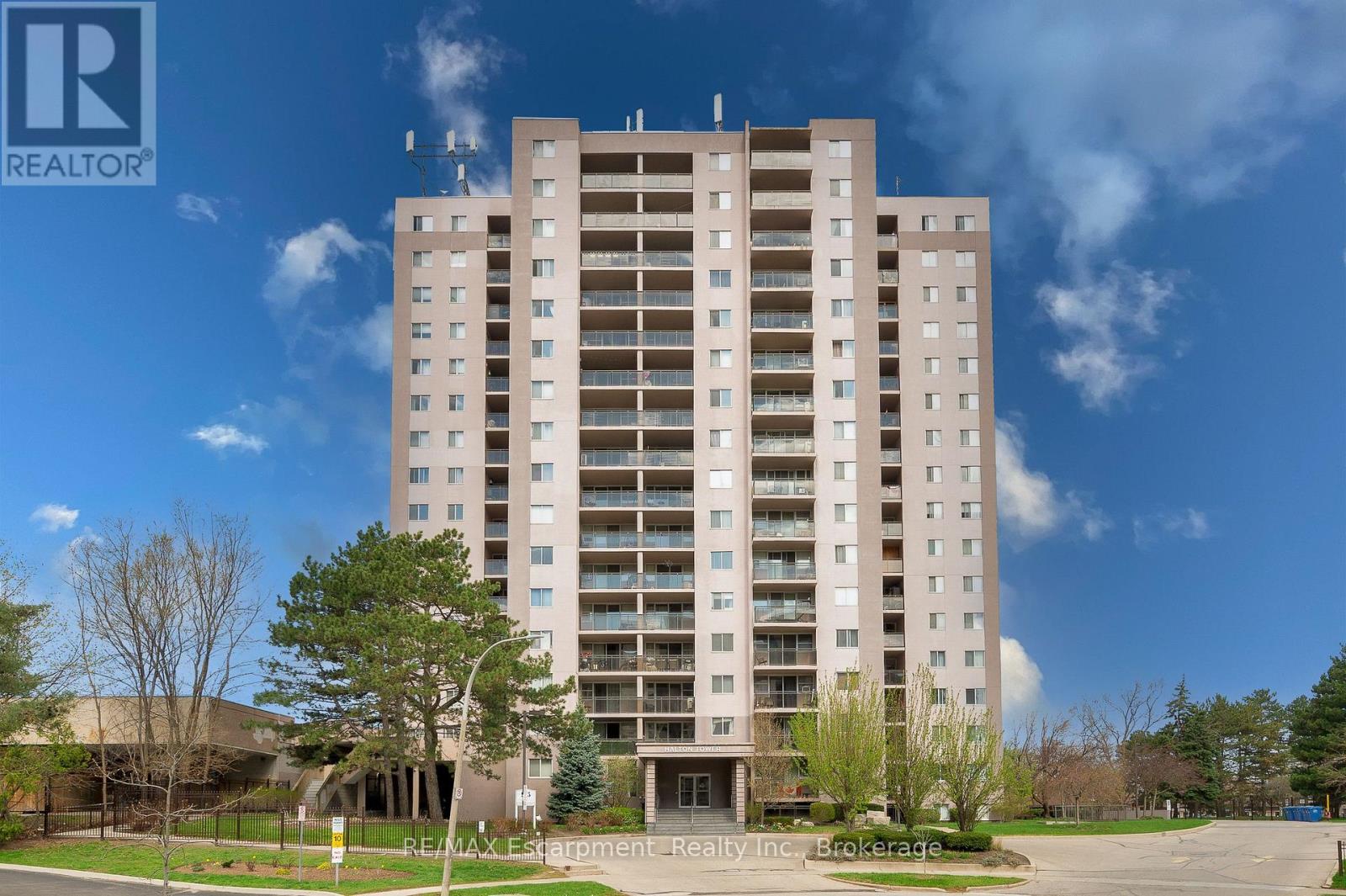 310 - 975 WARWICK COURT