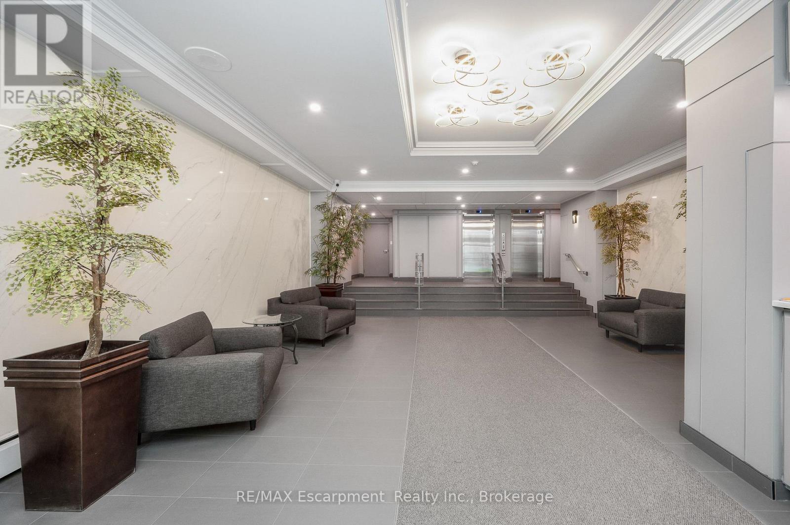 310 - 975 WARWICK COURT