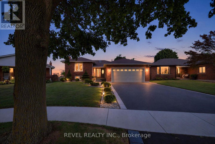 Photo 1 of 37 — 15 FOX RUN, Brantford, ON N3R 7P9