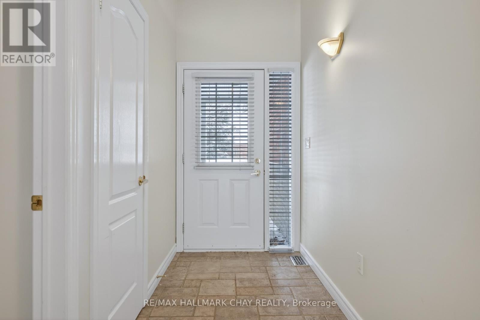 11 - 275 HURON STREET