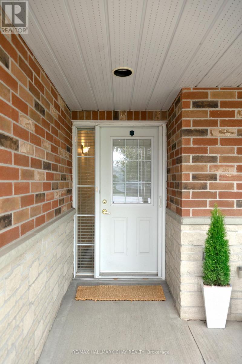 11 - 275 HURON STREET