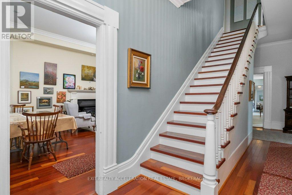 232 DUNDAS STREET W