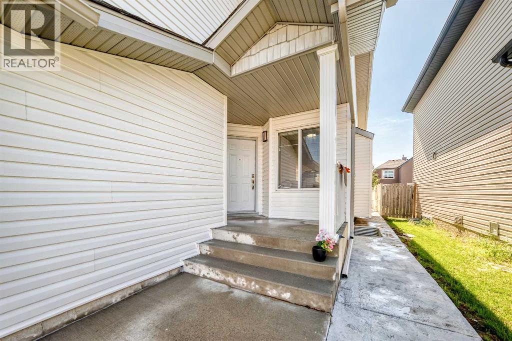218 Saddlefield Place NE