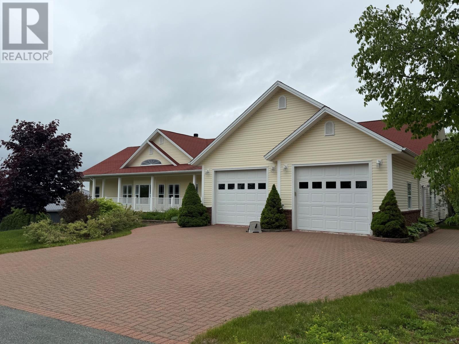 8 Lakeview Place