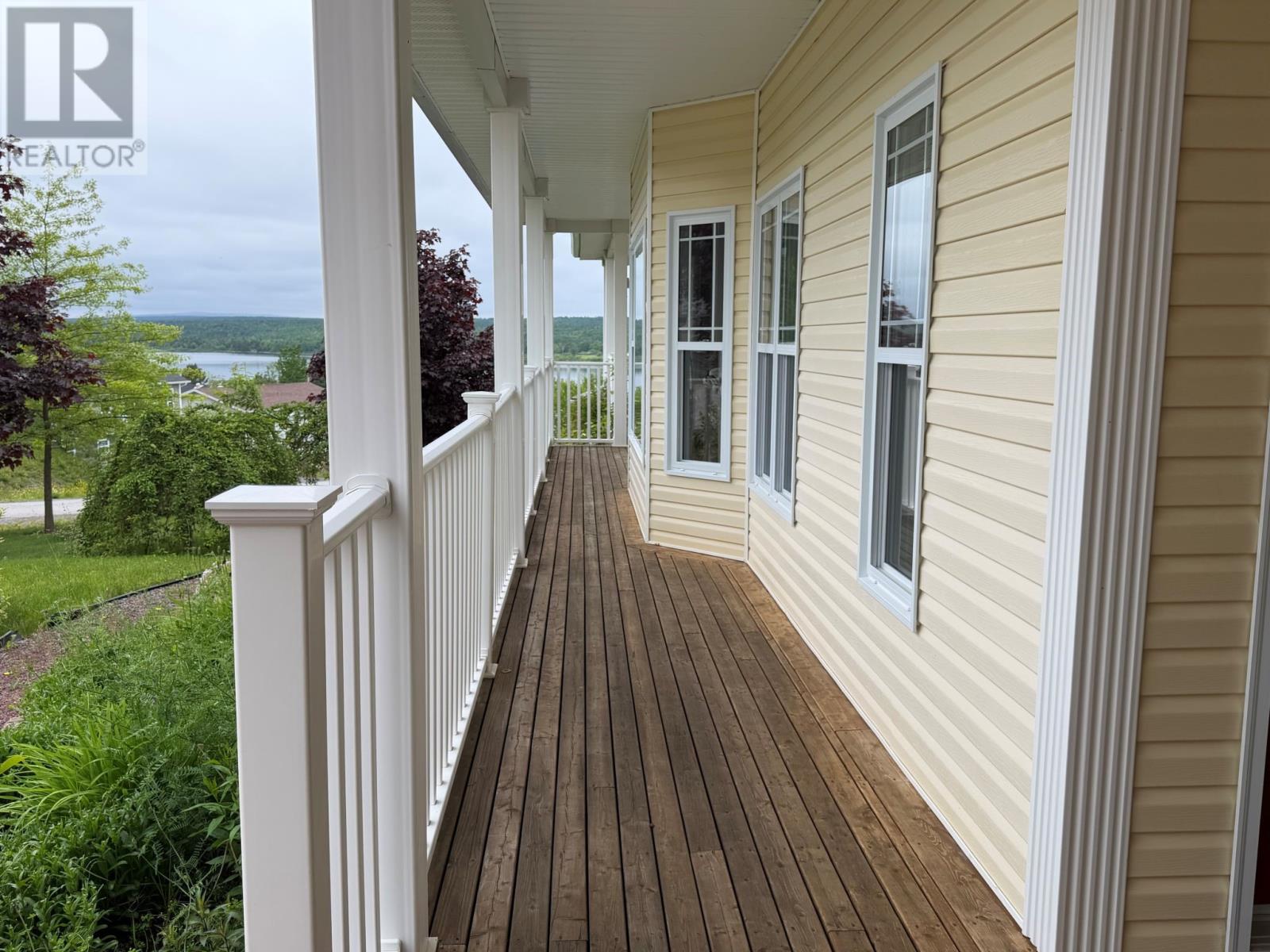 8 Lakeview Place