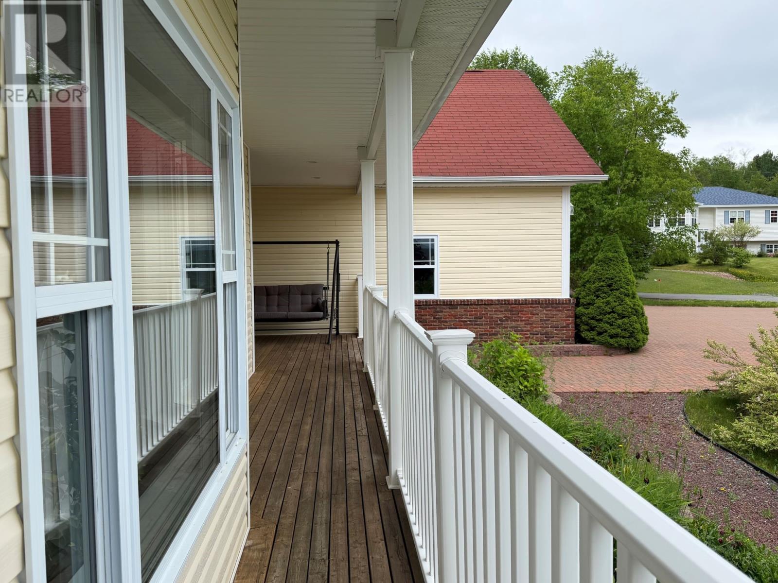 8 Lakeview Place