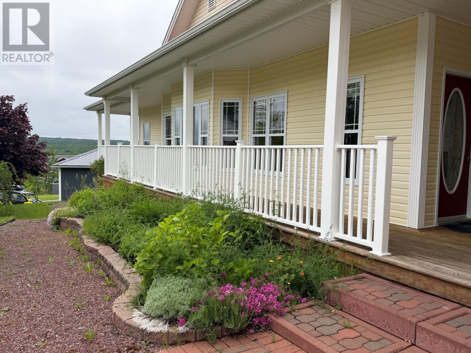 8 Lakeview Place