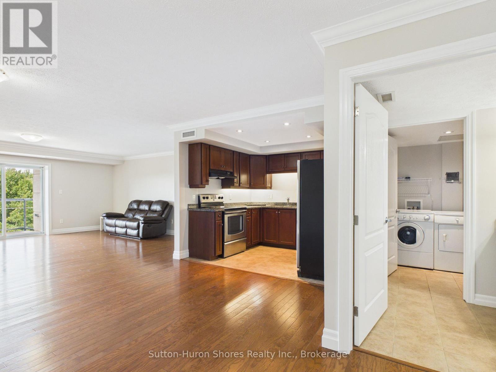 402 - 221 ADELAIDE STREET