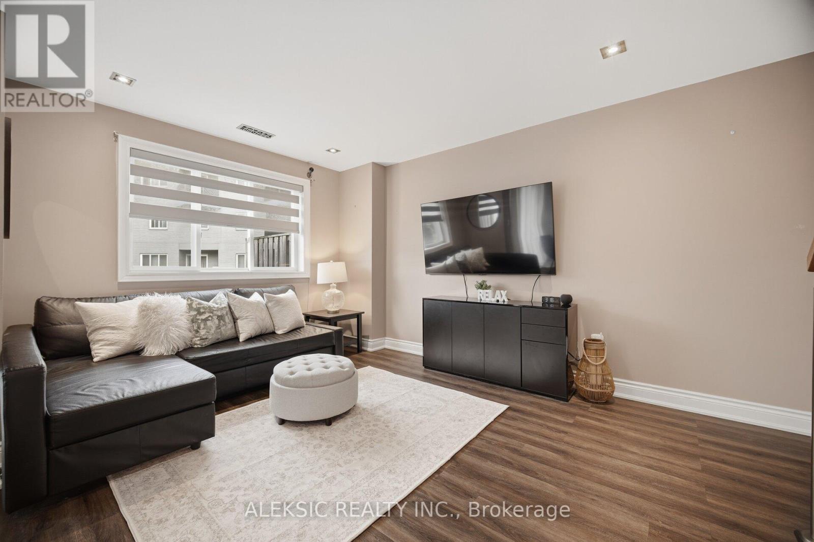 35 - 2001 BONNYMEDE DRIVE