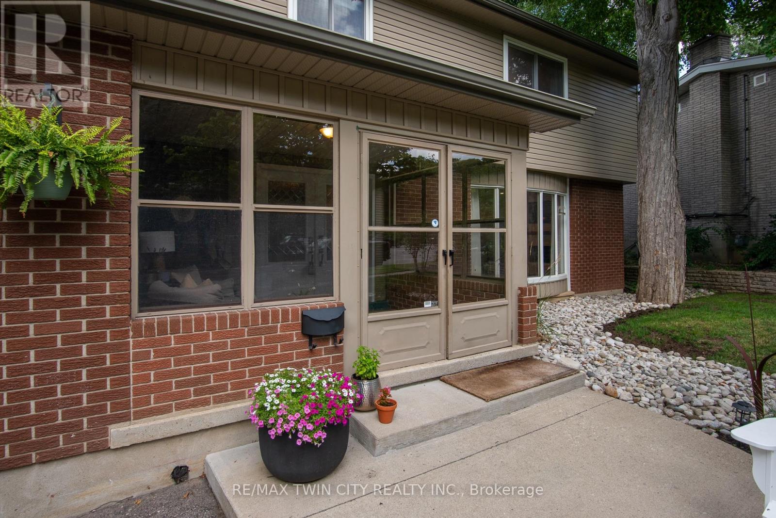 51 MURRAYHILL COURT