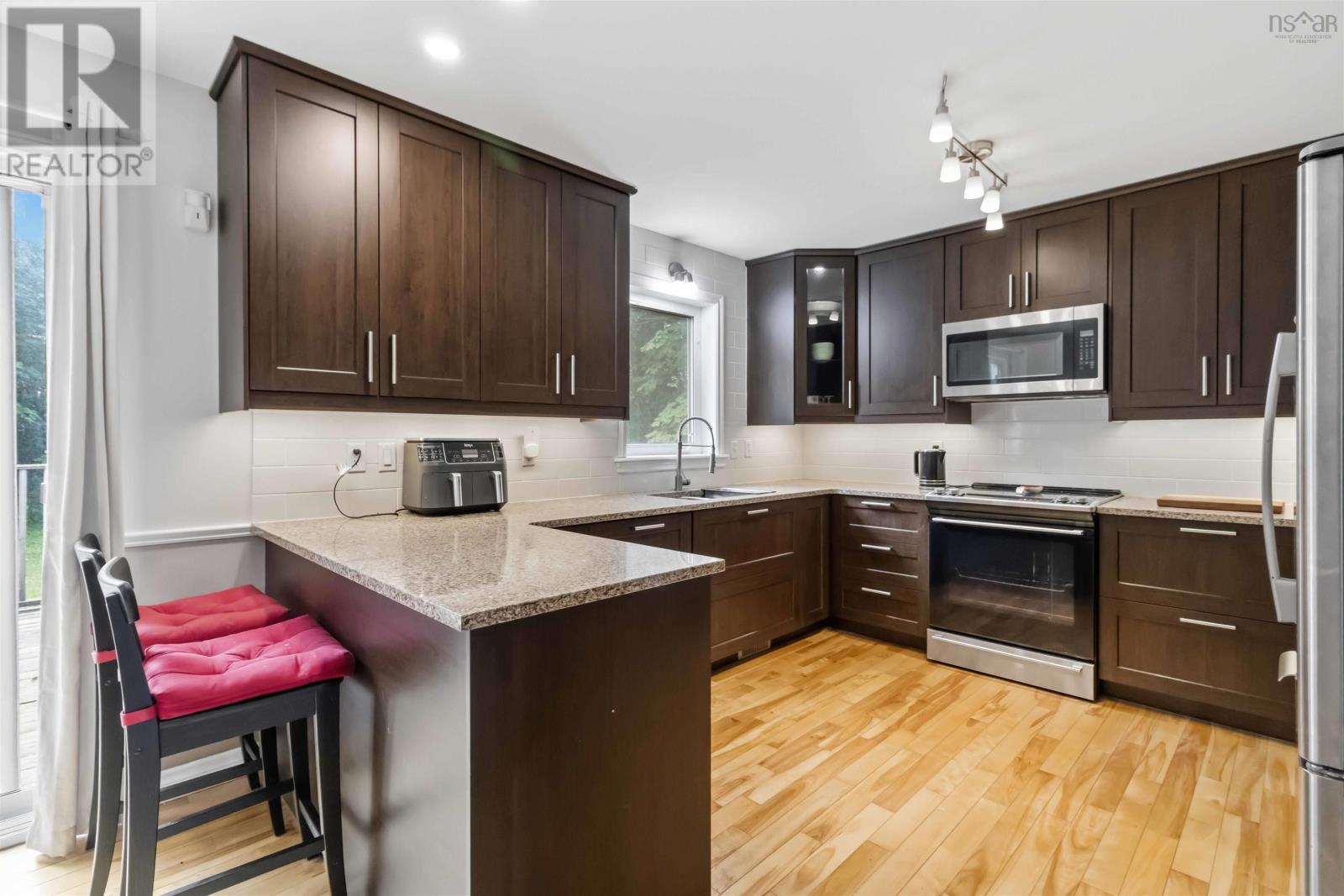 196 St. George Boulevard - Photo 3
