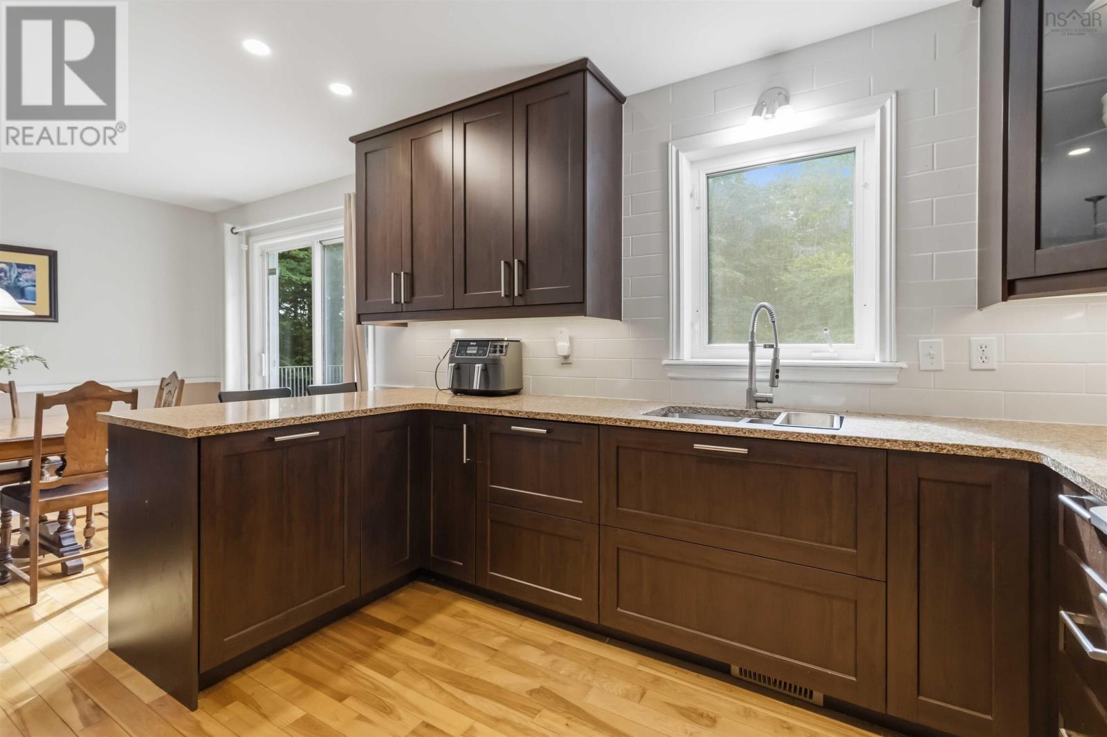 196 St. George Boulevard - Photo 2
