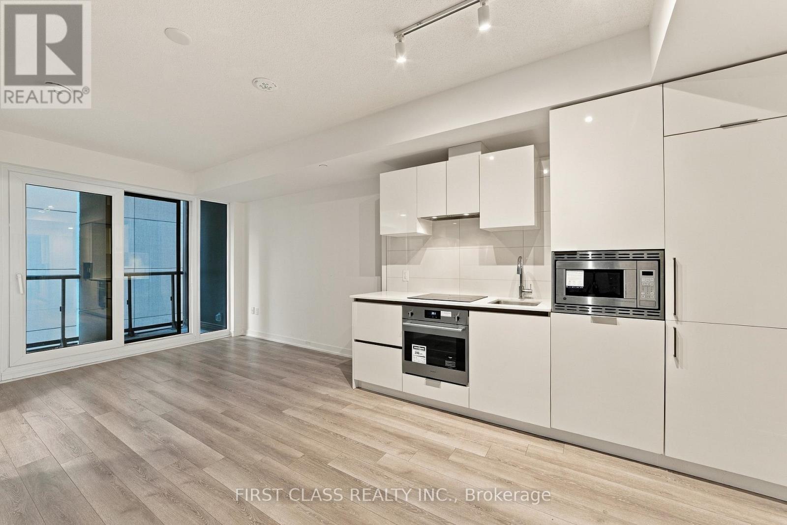 401 - 238 SIMCOE STREET