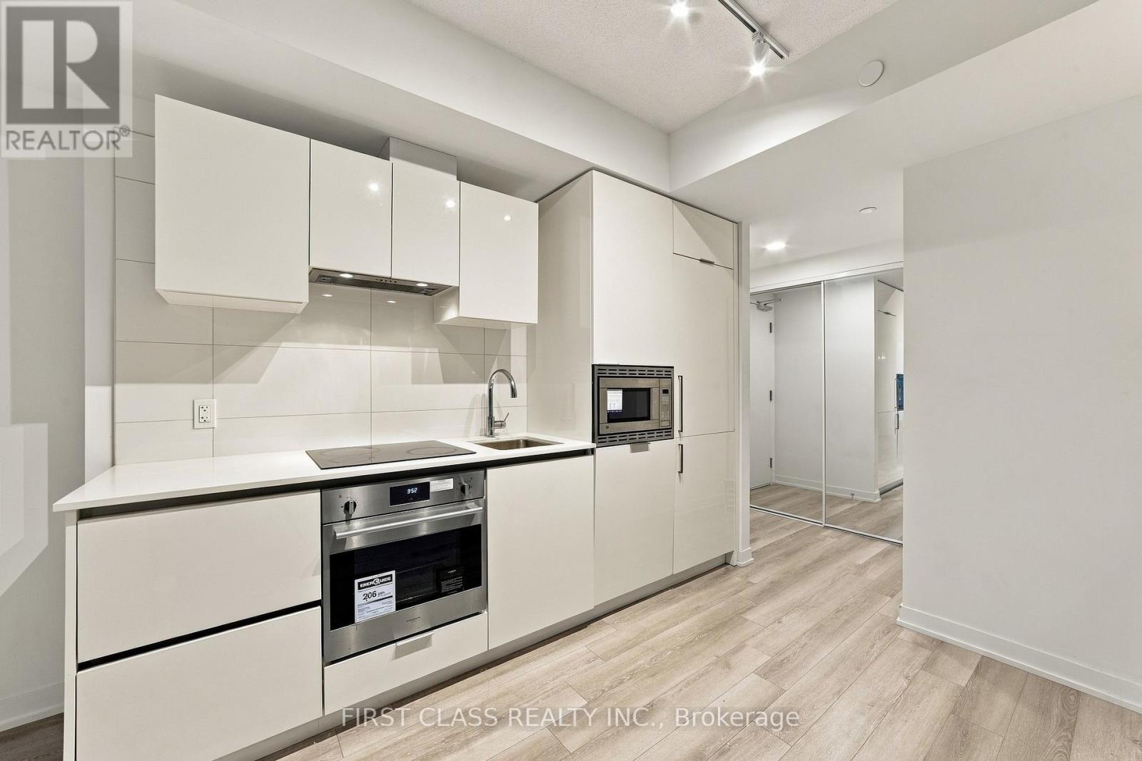 401 - 238 SIMCOE STREET