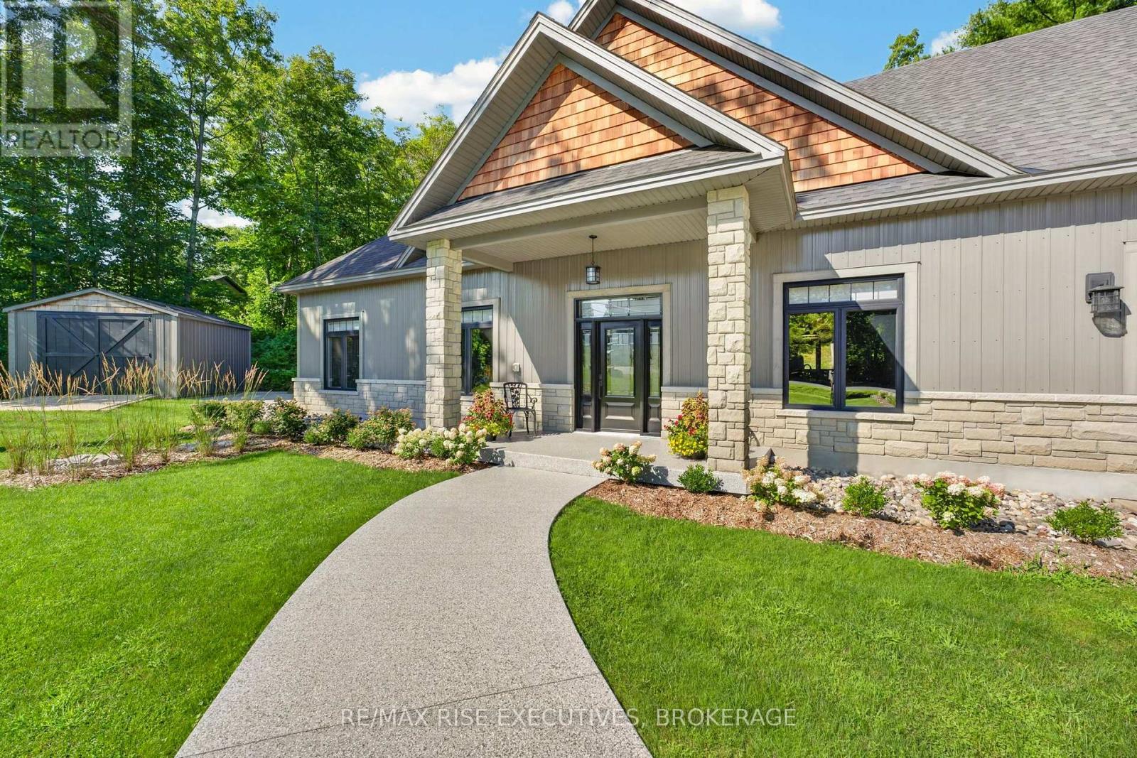 4 HEADLANDS WAY