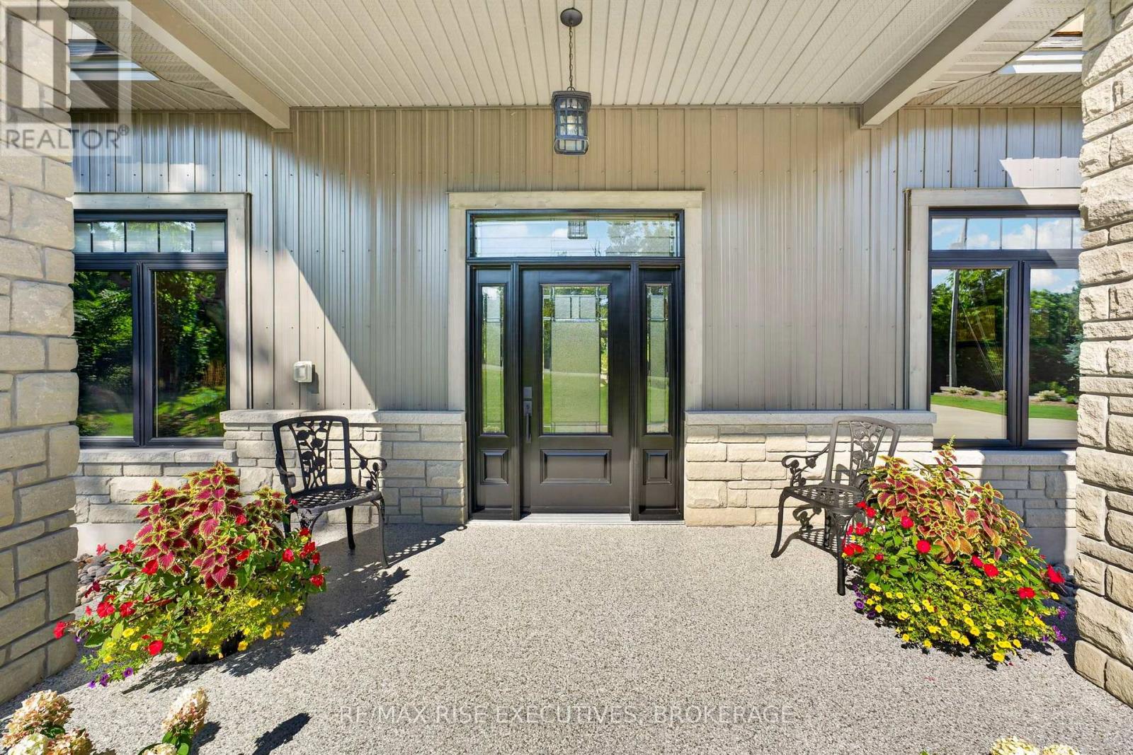 4 HEADLANDS WAY