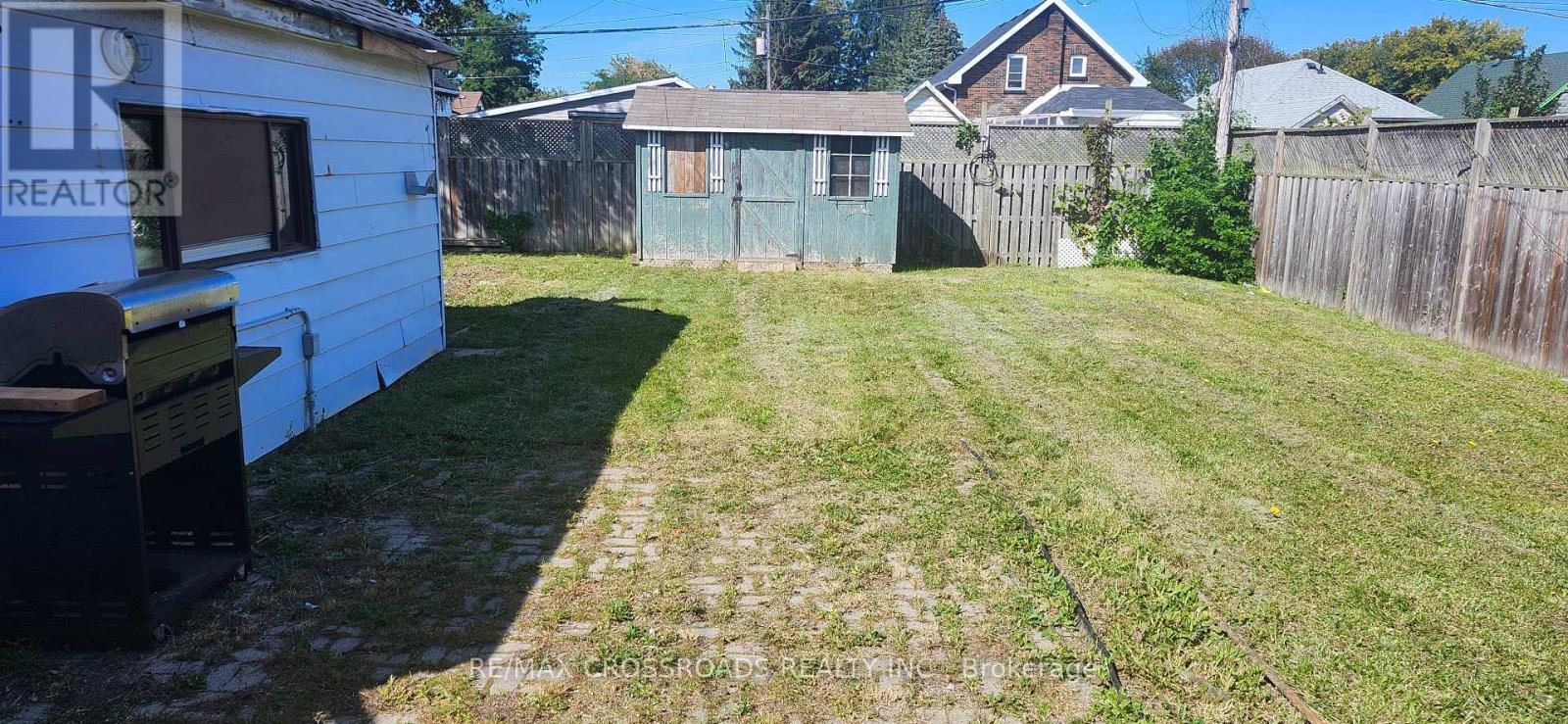 REAR UNIT-MAIN FLOOR - 220 MCNAUGHTON AVENUE