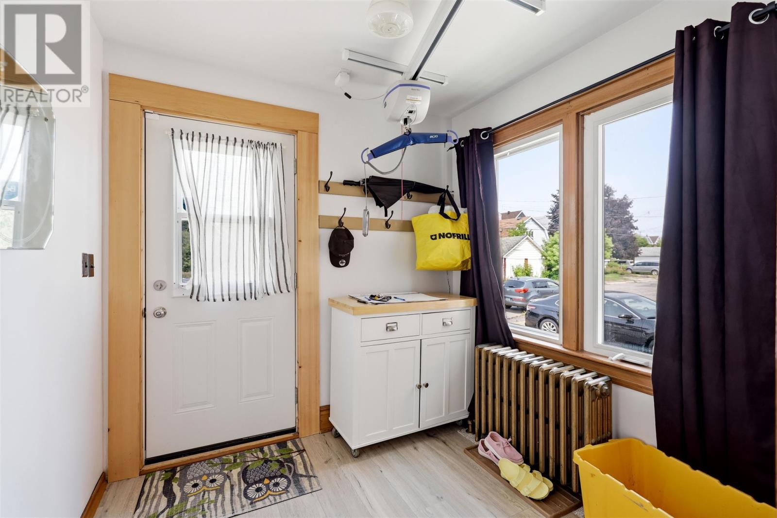 157 Alexandra ST - Photo 2