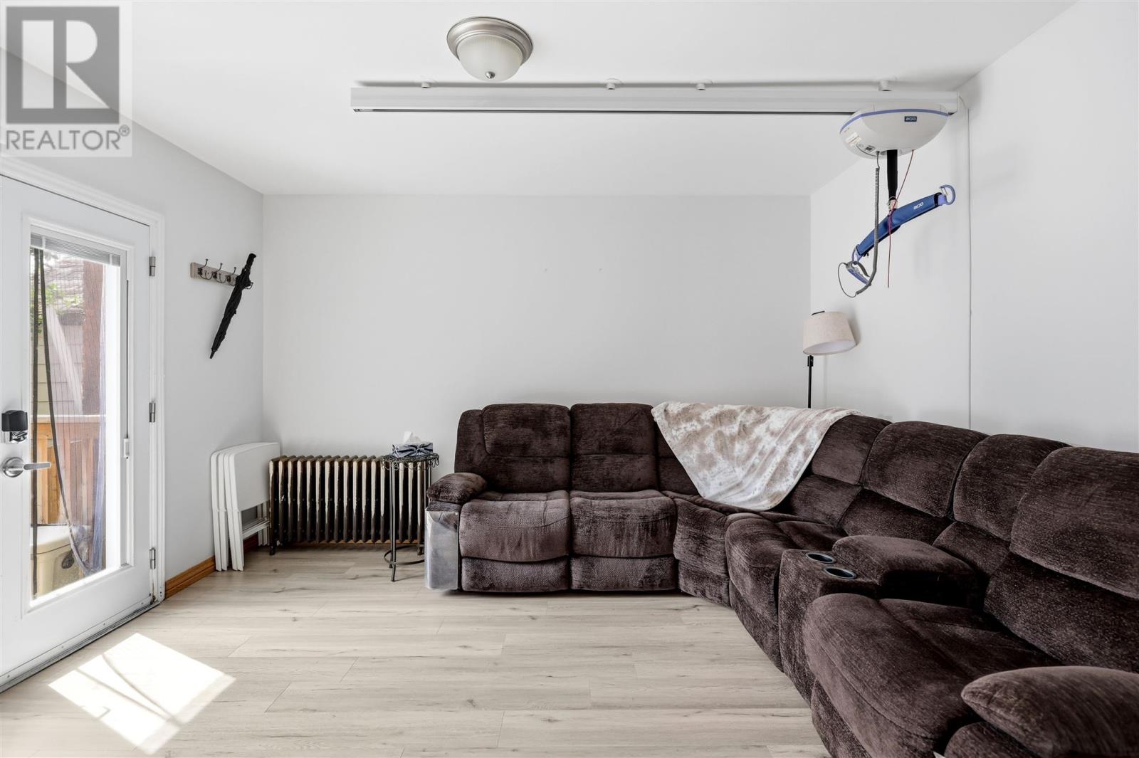 157 Alexandra ST - Photo 3