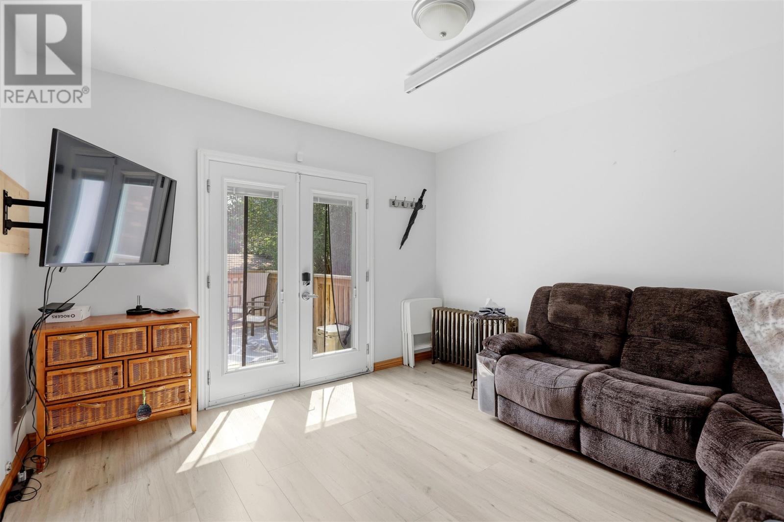 157 Alexandra ST - Photo 4