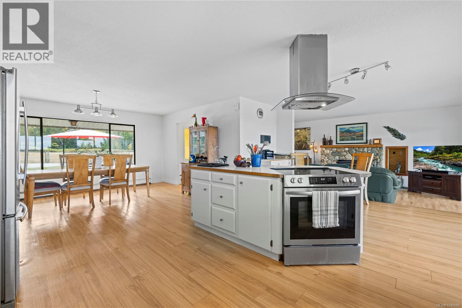 899,875 Andreef Rd