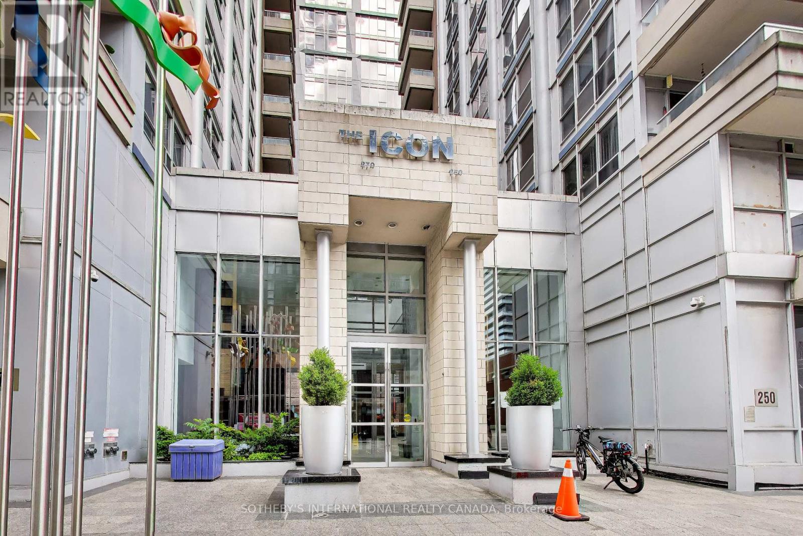 1005 - 270 WELLINGTON STREET W