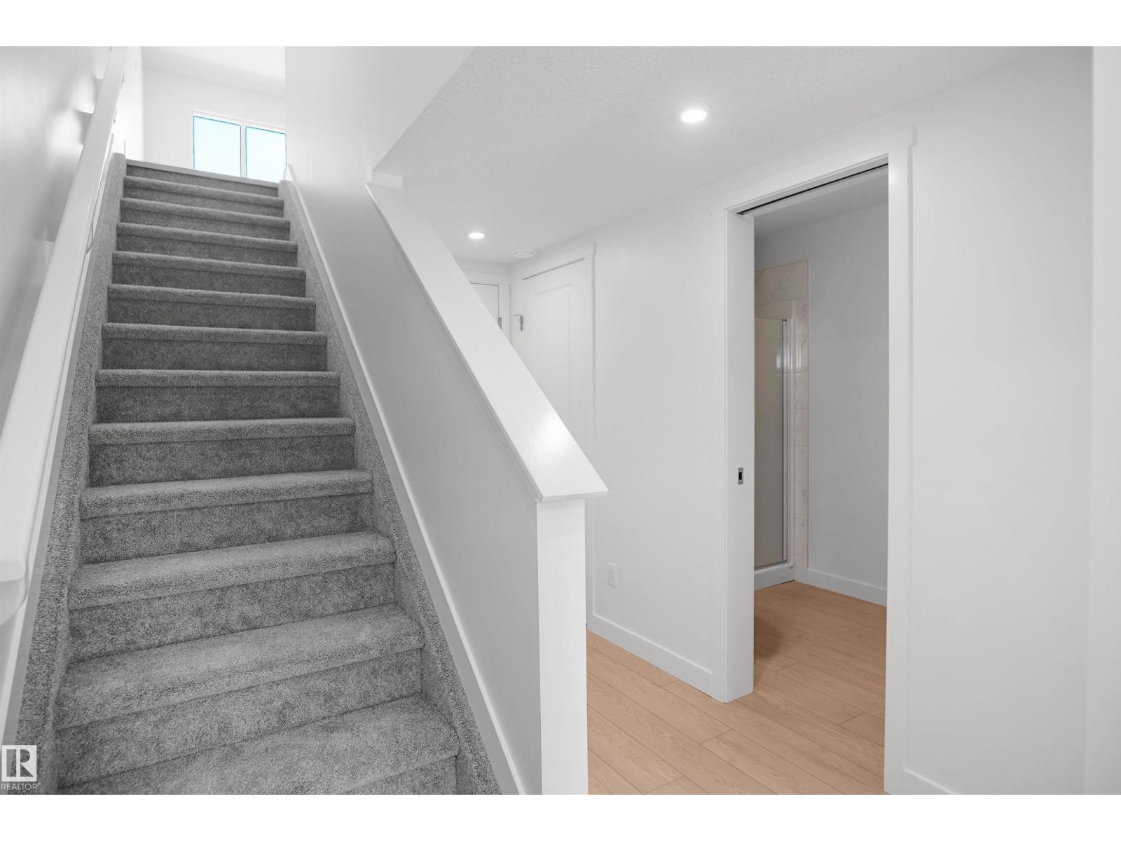 922 19 AV NW