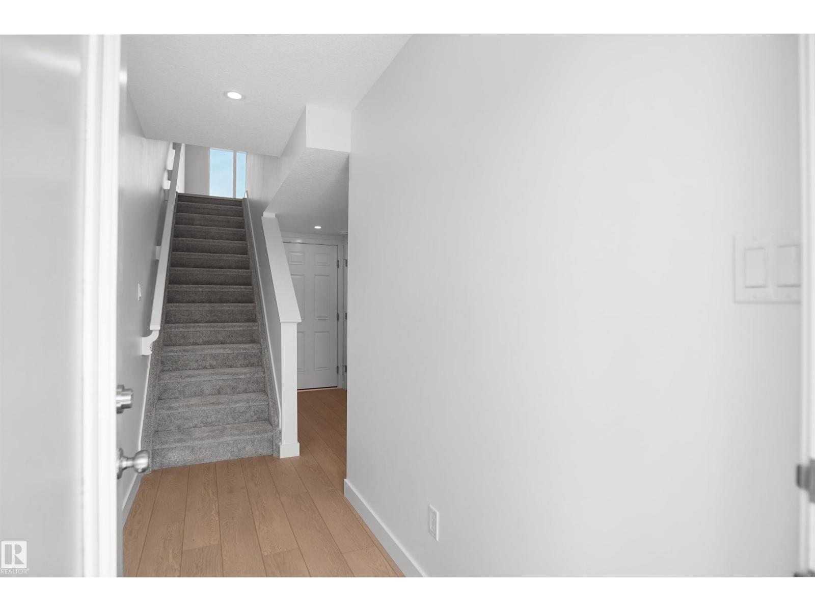 922 19 AV NW