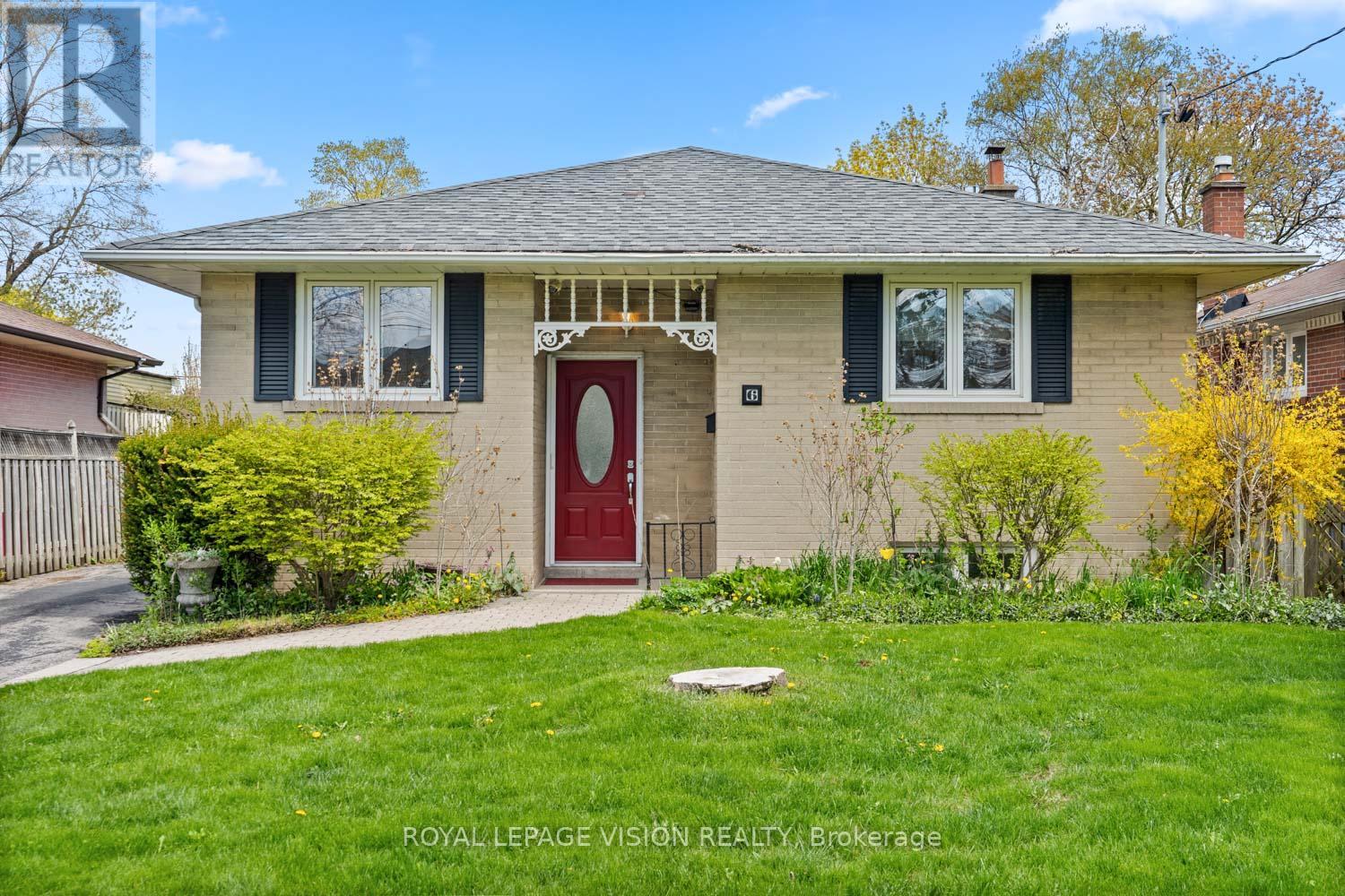 6 MACDUFF CRESCENT