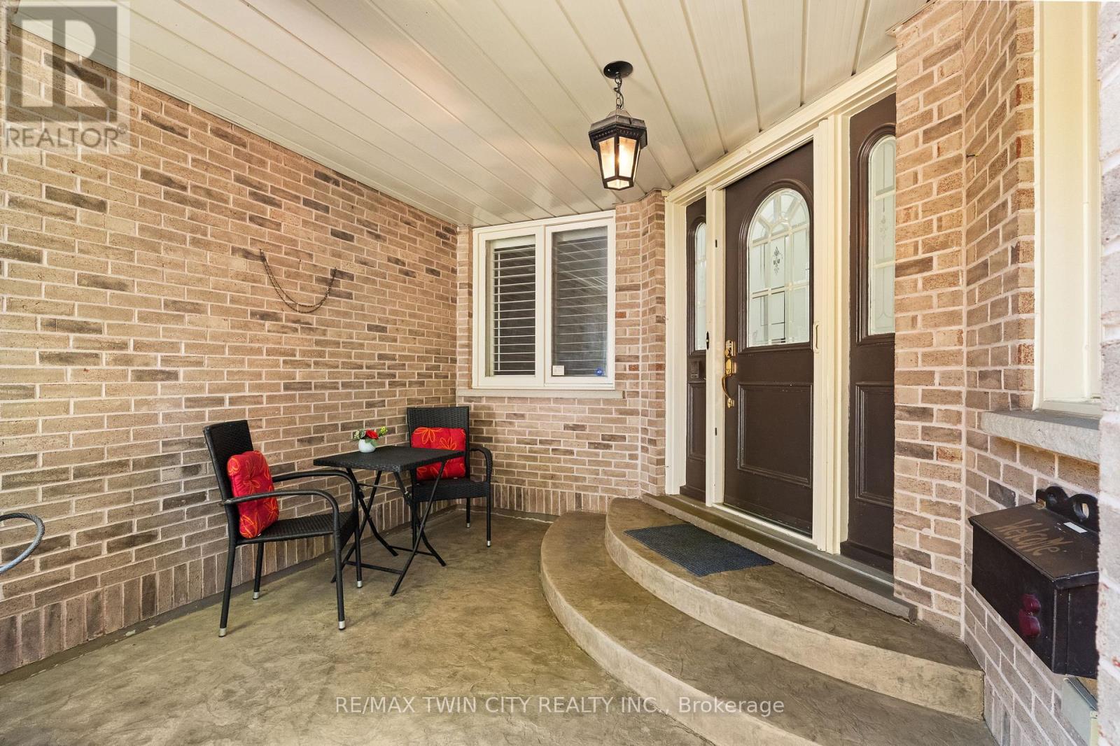 648 BAYHAMPTON CRESCENT