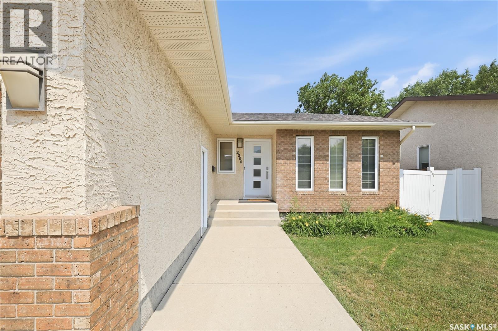 2206 Assiniboine AVENUE E