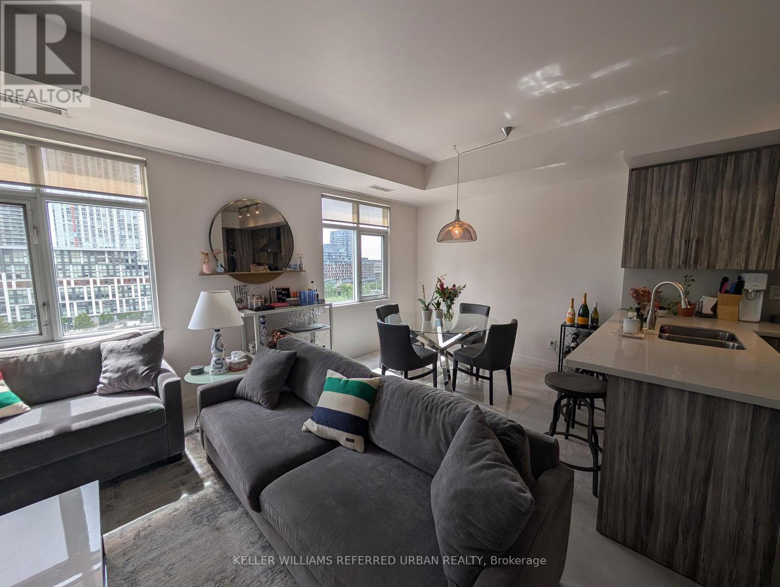 PH 7 - 550 FRONT STREET W